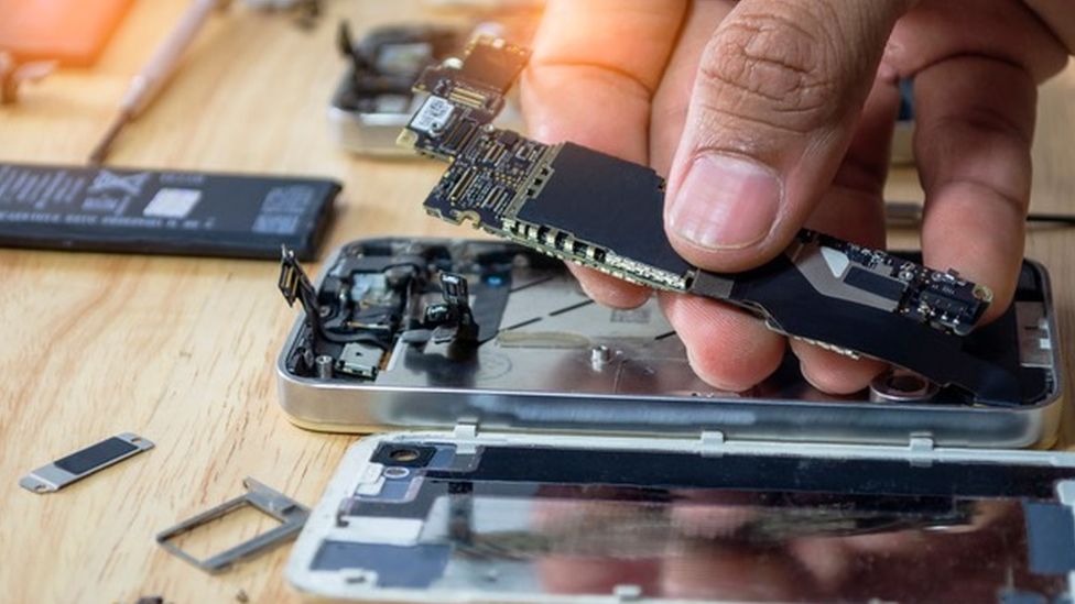 iPhone users in the United Kingdom can now perform "self-service repairs"