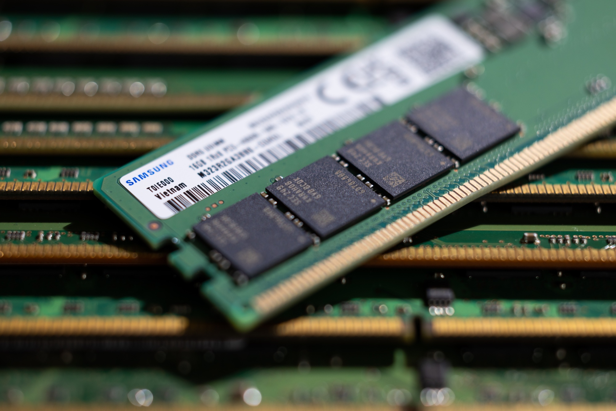 Samsung Reduces Memory Chip Output During Economic Slowdown 