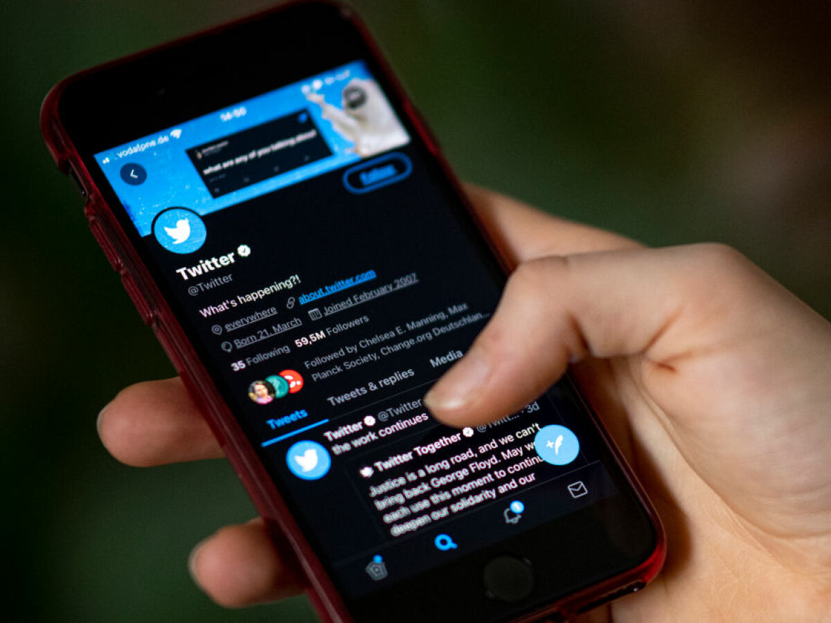 Twitter, now X; display will soon default to dark mode