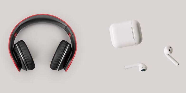 Earbuds or Headphones: a comparison