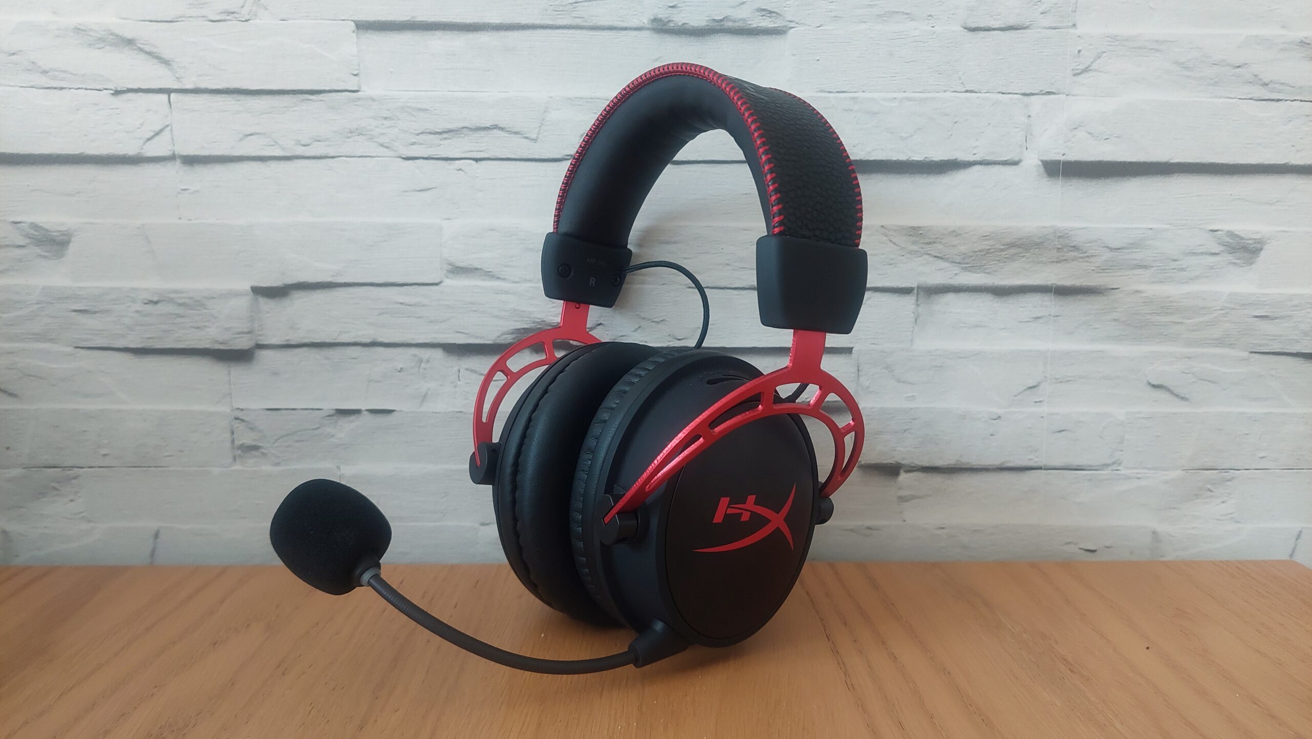 Comparing HyperX Cloud Alpha Wireless and Turtle Beach Stealth Pro